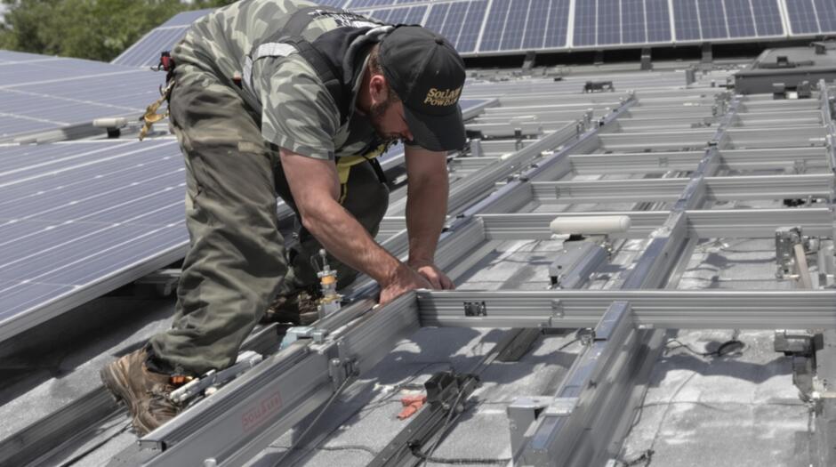 Solaranlage-installation-Die Anbringung der Unterkonstruktion fuer eine Solaranlage