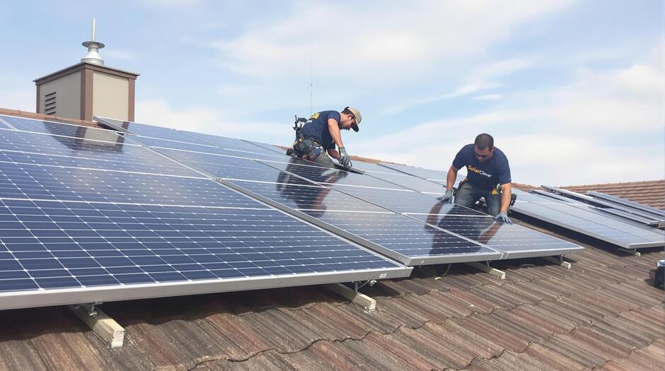 Solaranlage-installation-Eine professionelle Solaranlage Installation auf einem Hausdach