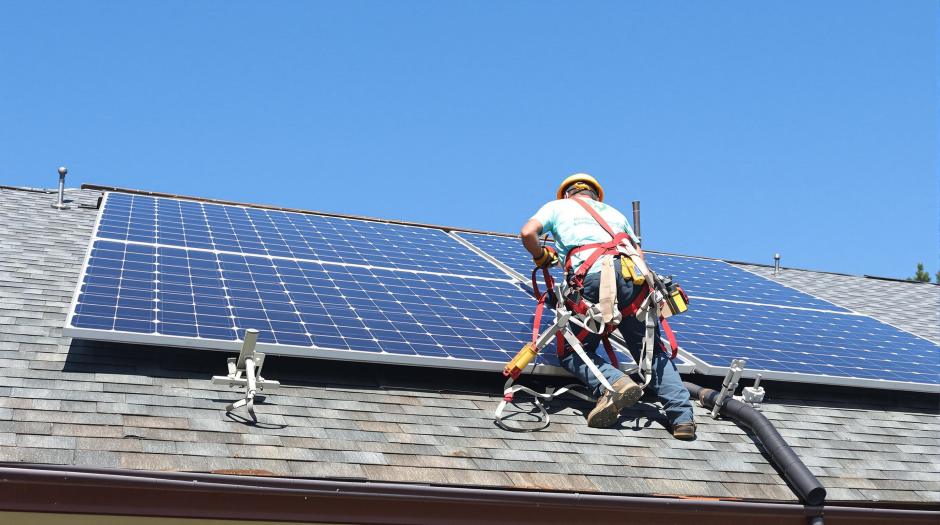 Solaranlage-kaufen Die Installation von Solarmodulen auf einem Schraegdach durch professionelle Installateure