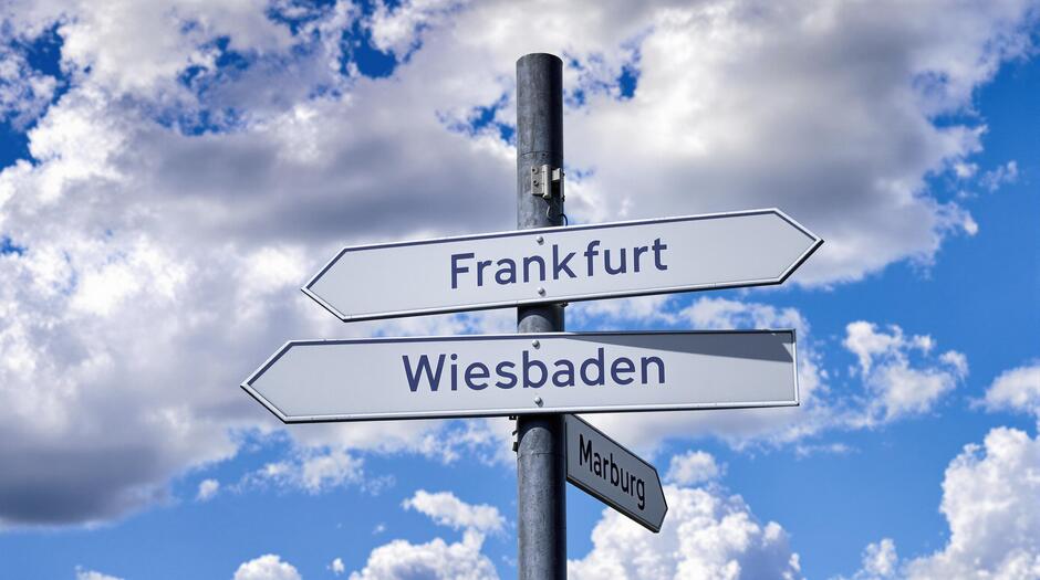 solarfoerderung-Ein Wegweiser mit Schildern verschiedener hessischer Staedte